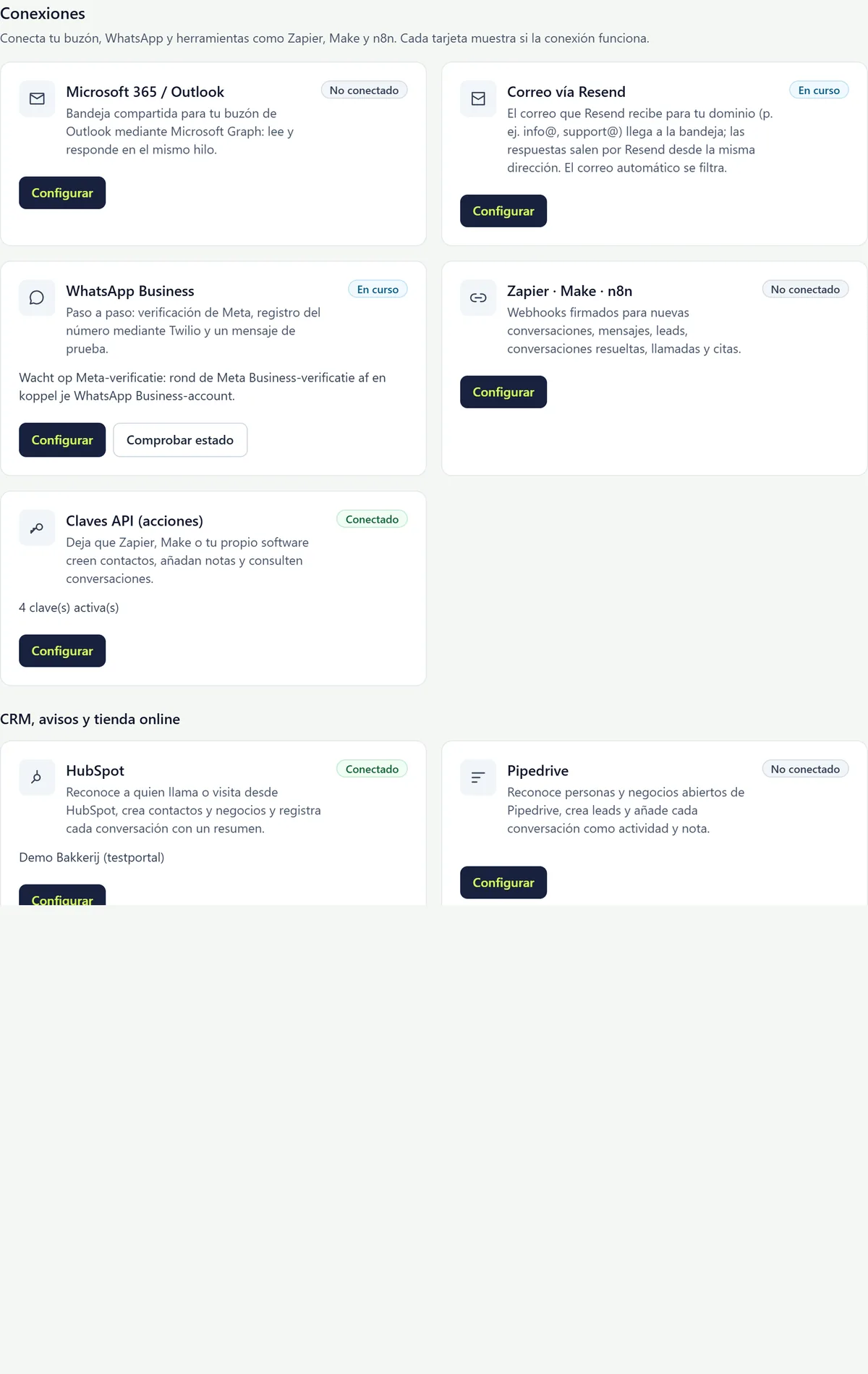 La página Integraciones con las tarjetas Microsoft 365 / Outlook, Correo vía Resend, WhatsApp Business, Zapier · Make · n8n y Claves API, cada una con un estado y un botón Configurar.