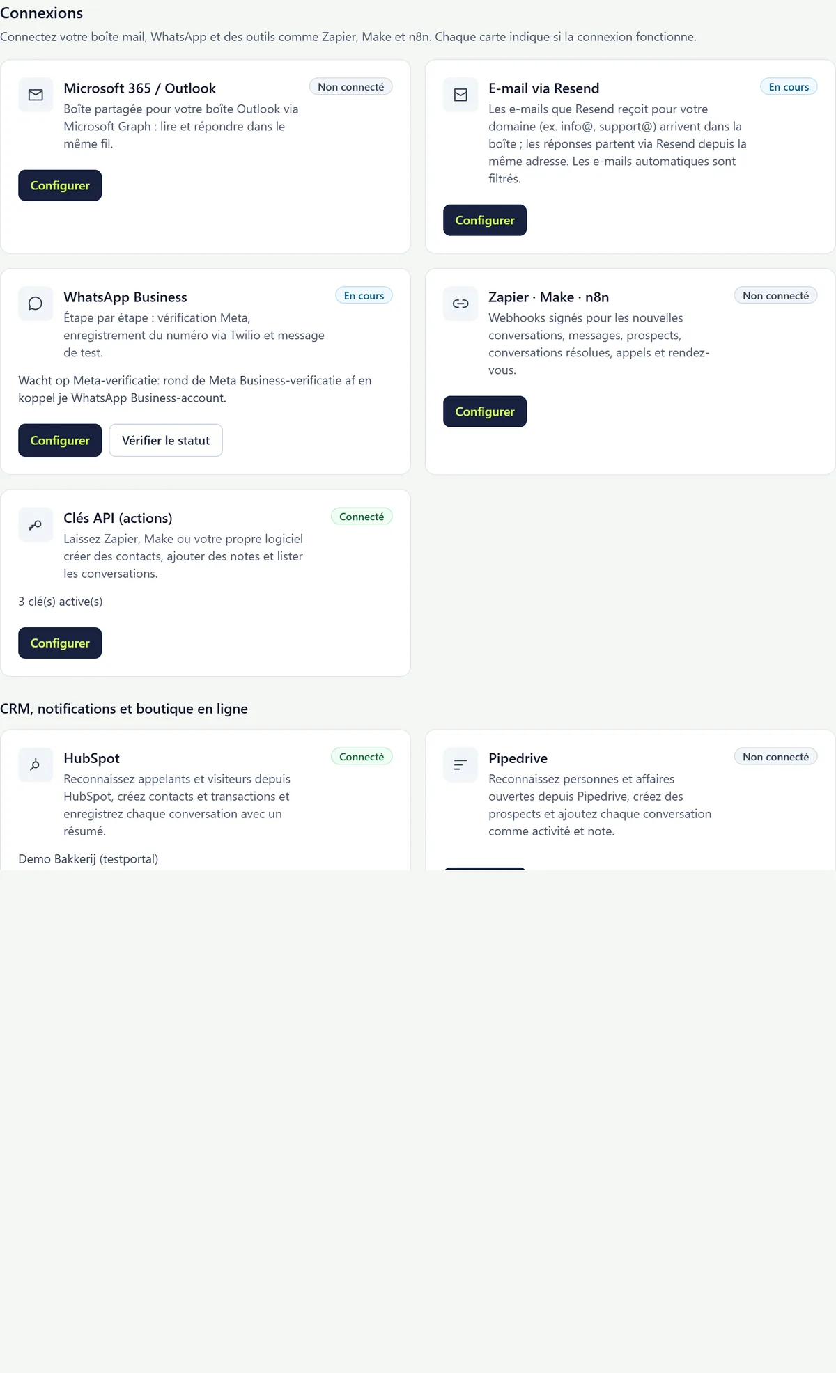 La page Intégrations avec les cartes Microsoft 365 / Outlook, E-mail via Resend, WhatsApp Business, Zapier · Make · n8n et Clés API, chacune avec un statut et un bouton Configurer.