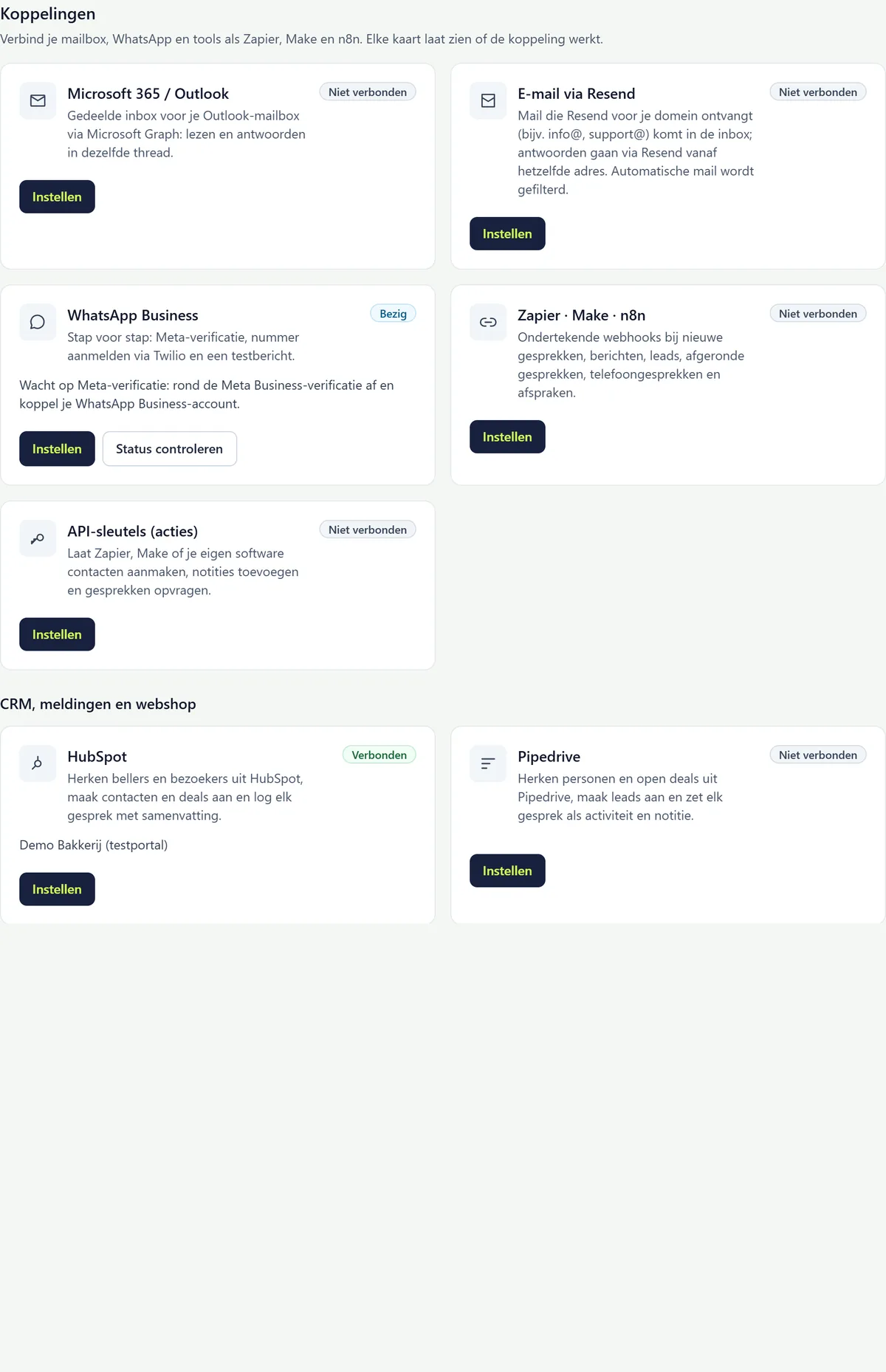 De pagina Integraties met de kaarten Microsoft 365 / Outlook, E-mail via Resend, WhatsApp Business, Zapier · Make · n8n en API-sleutels, elk met een status en de knop Instellen.