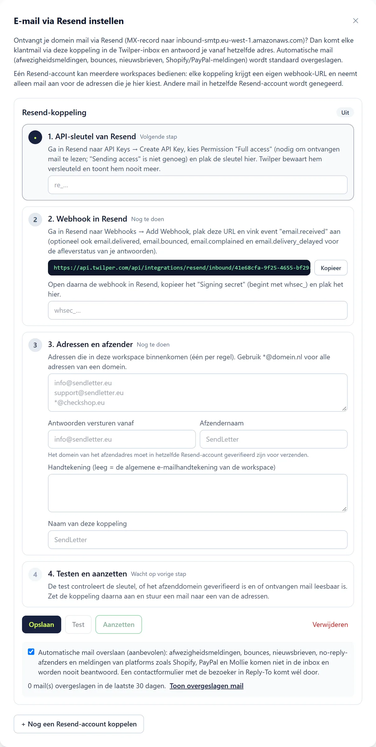 Het formulier voor een Resend-koppeling met de stappen API-sleutel, Webhook in Resend, Adressen en afzender, en Testen en aanzetten.
