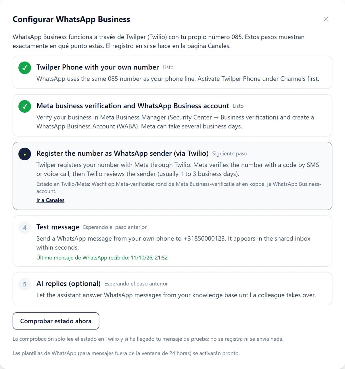 El asistente Configurar WhatsApp Business: Twilper Teléfono y la verificación del negocio en Meta están hechos, registrar el número como remitente de WhatsApp es el siguiente paso, seguido de Mensaje de prueba y Respuestas de IA.